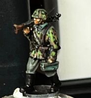 LAH02 Early SS MG34 team walking in M38 smocks