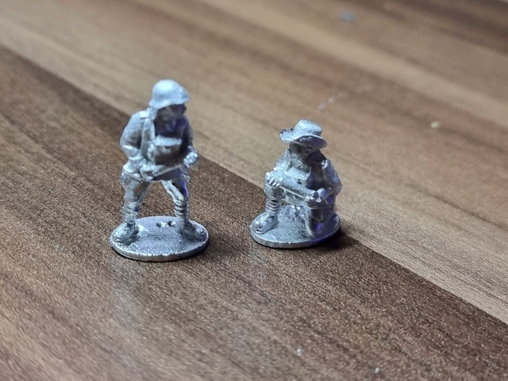 KNIL10 KNIL AT or HE gun crew holding shells