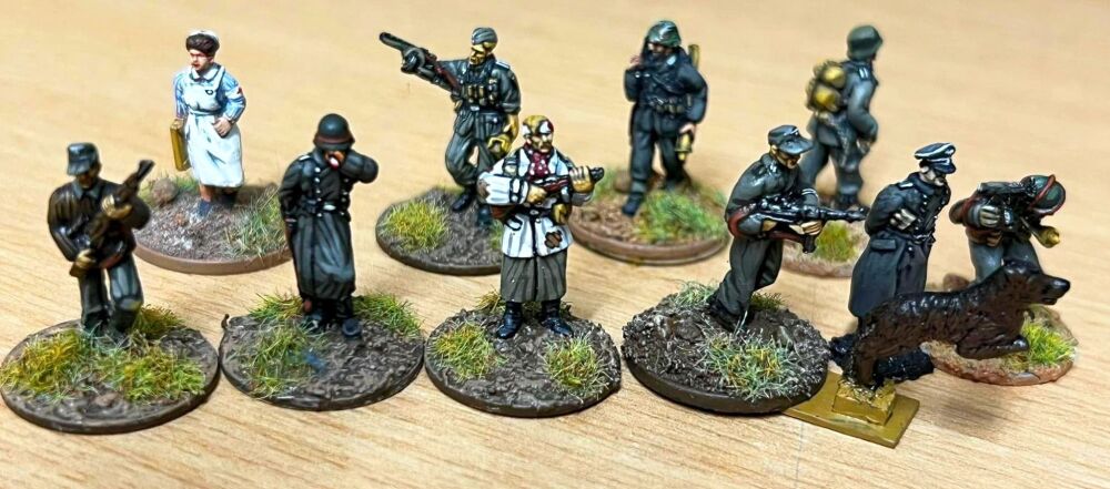 p1 Painted: 20mm various Germans with support weapons painted to a display 