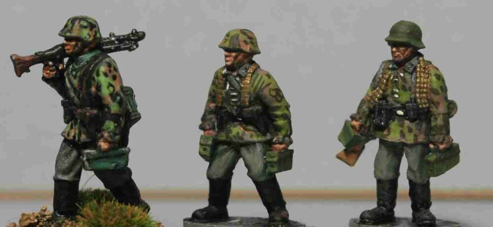 LAH02 Early SS MG34 team walking in M38 smocks
