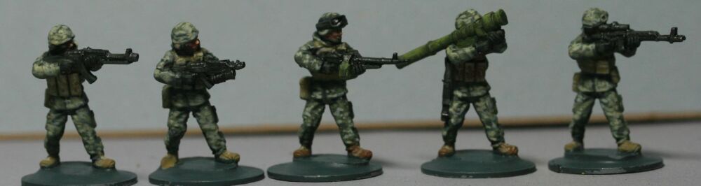 UKR03 Ukrainian Army armed support weapons with plate carriers and helmet