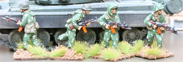 SCS01 Former CWR03 Soviet Riflemen with camo suits with AK74 with bayonets