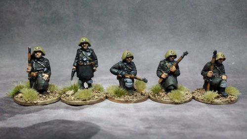 DAN01 WW2 Danish Infantry kneeling with Sargent standing