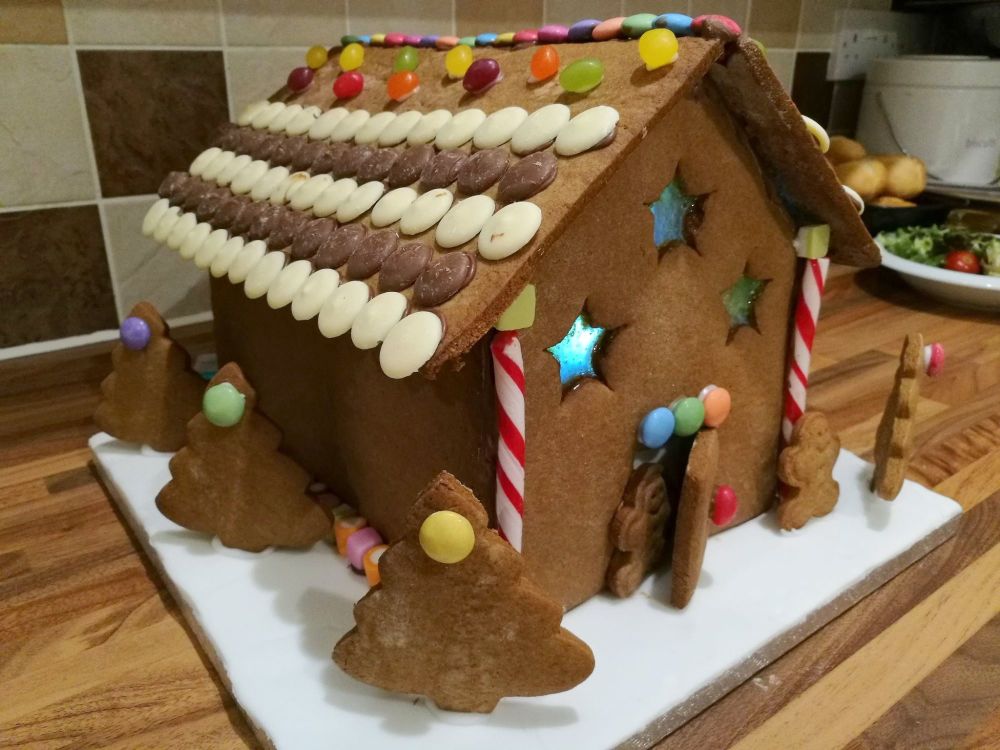 Gingerbread house Christmas cake 1b