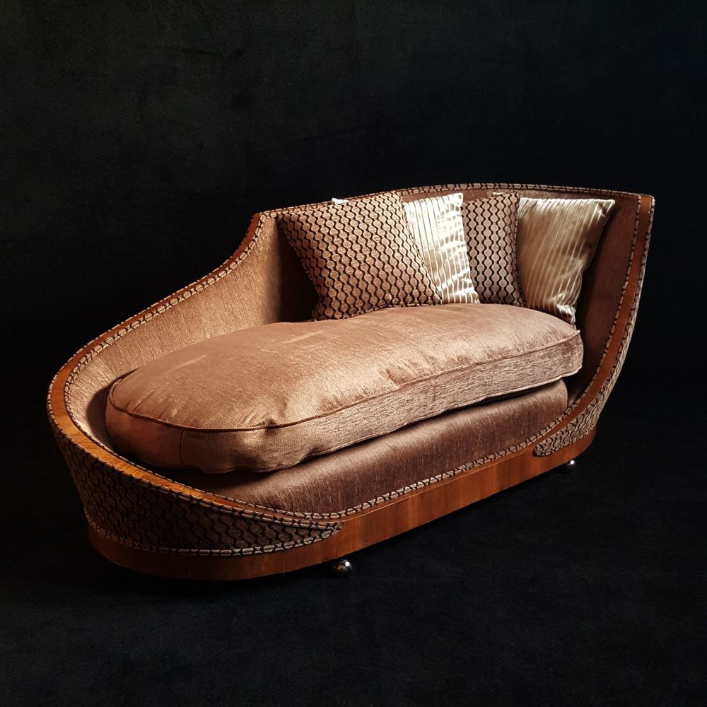 Fine and rare Art Deco walnut chaise longue.