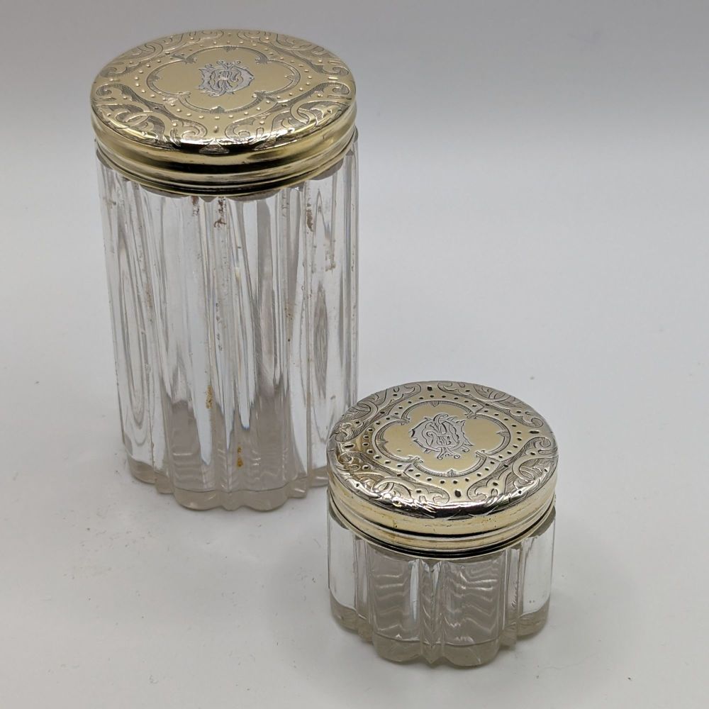 Silver gilt jar & pillbox, John Harris, London 1864A fine silver gilt box by John Harris, London 1864. Finely engraved decoration throughout. Even wea