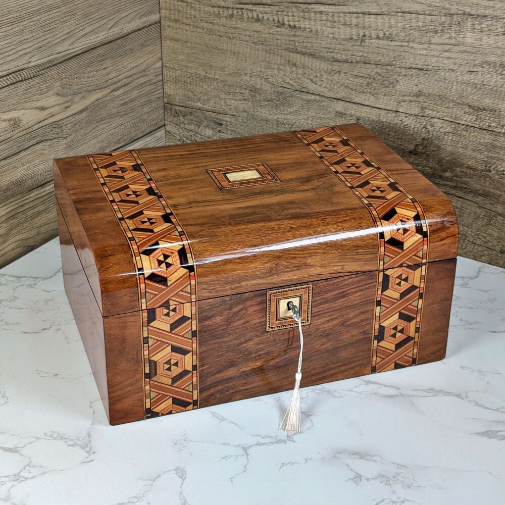 Vctorian walnut & inlaid jewellery box.