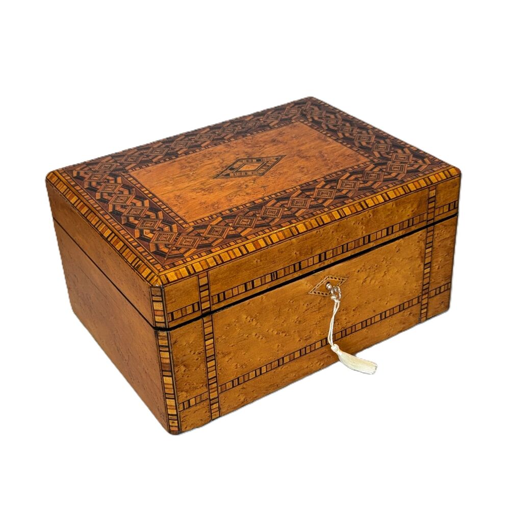 Large Victorian birds eye maple inlaid jewellery box