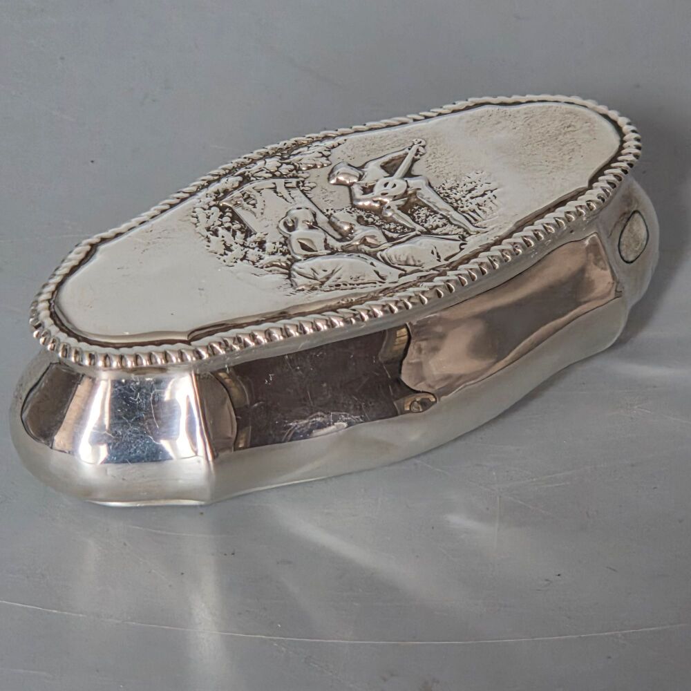Sterling silver trinket jewellery or large snuff box.