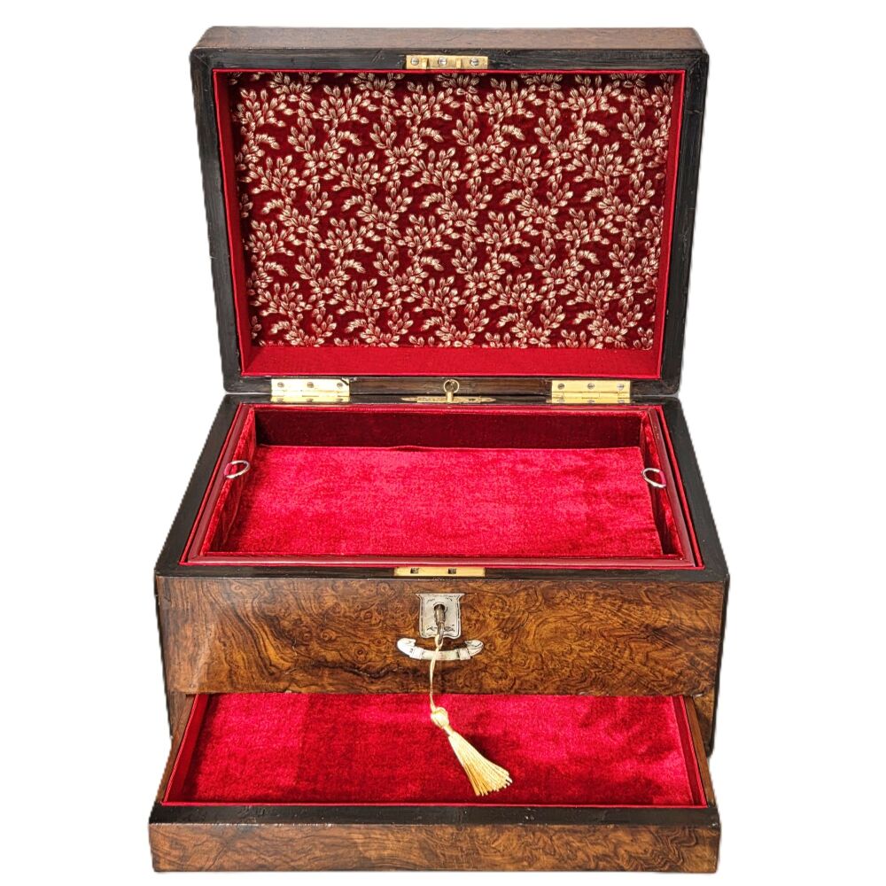 Victorian burr walnut jewellery box.A good quality Victorian walnut jewellery box, the top and front inlaid with decorative brass lines. To the top is