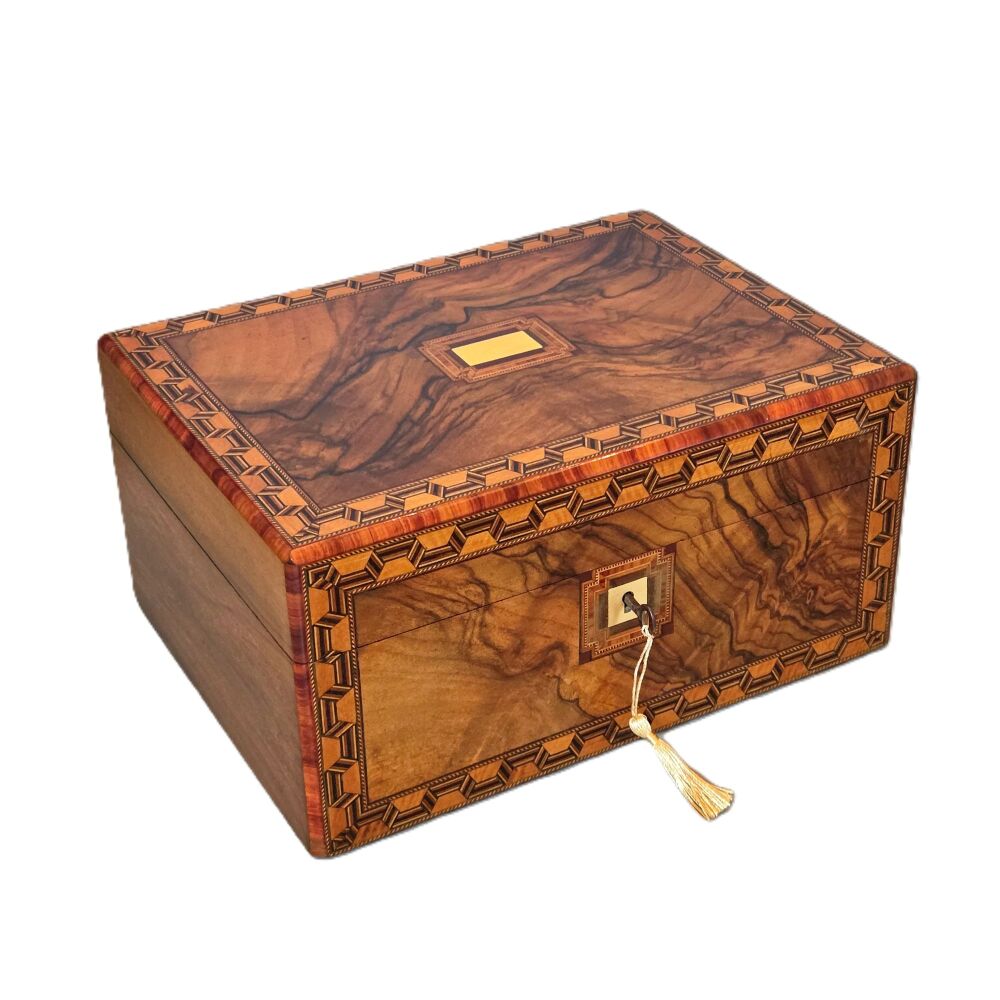 Fine Victorian walnut & inlaid jewellery box.
