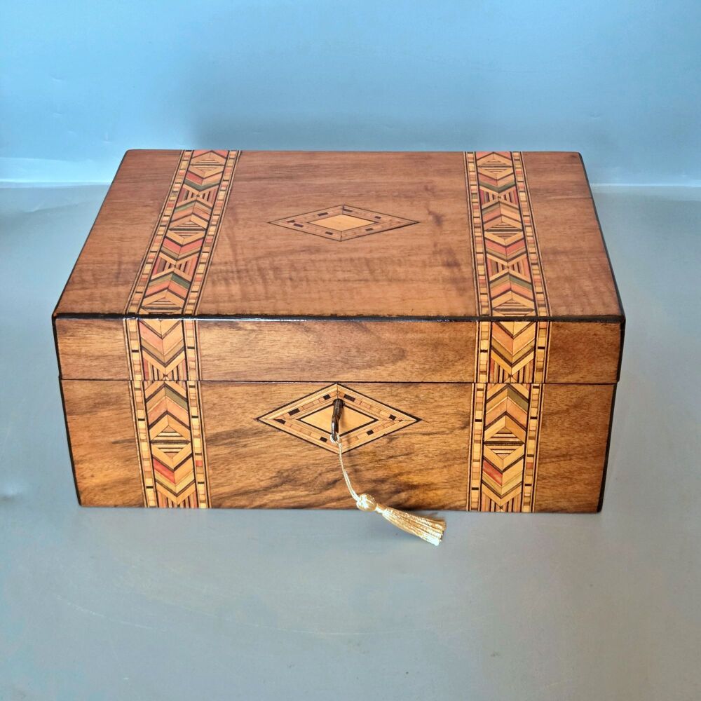 Large Victorian walnut & inlaid jewellery box.