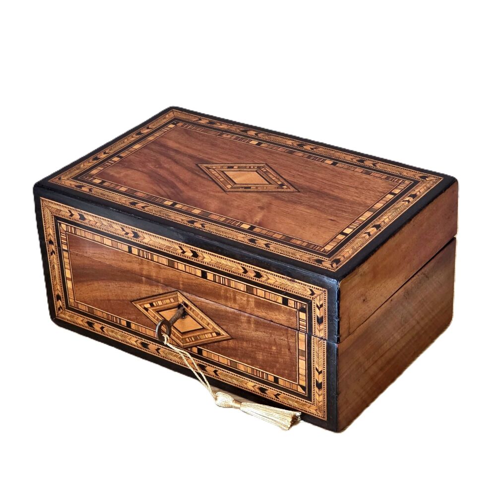 Fine Victorian walnut & inlaid jewellery box.