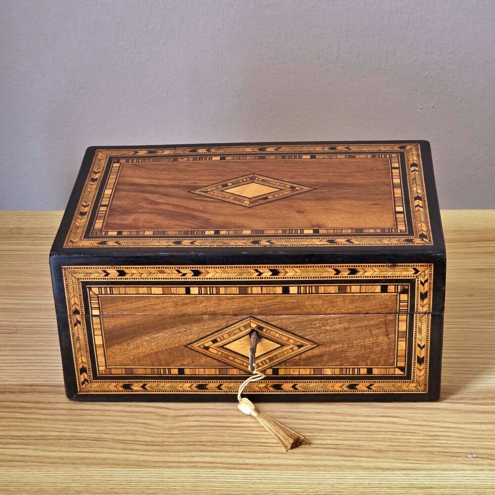 Fine Victorian walnut & inlaid jewellery box.