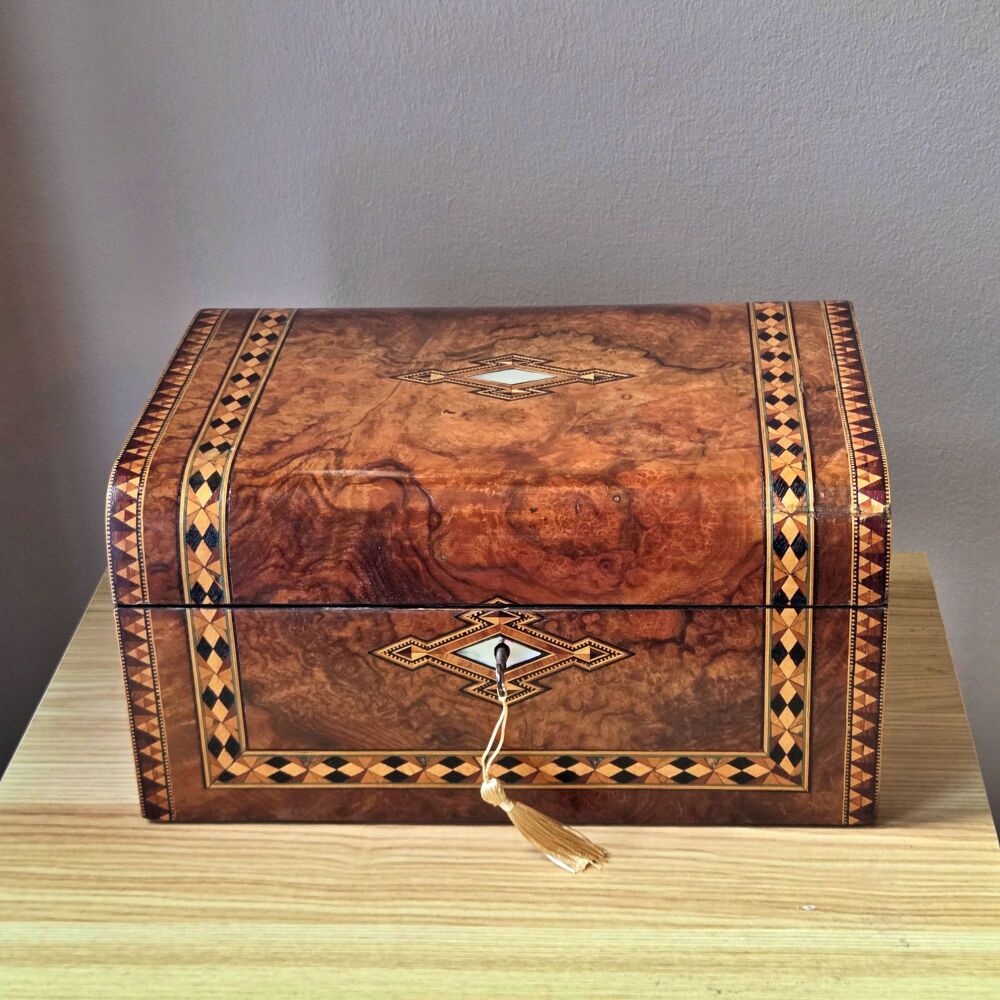 Large Victorian burr walnut & inlaid jewellery box.