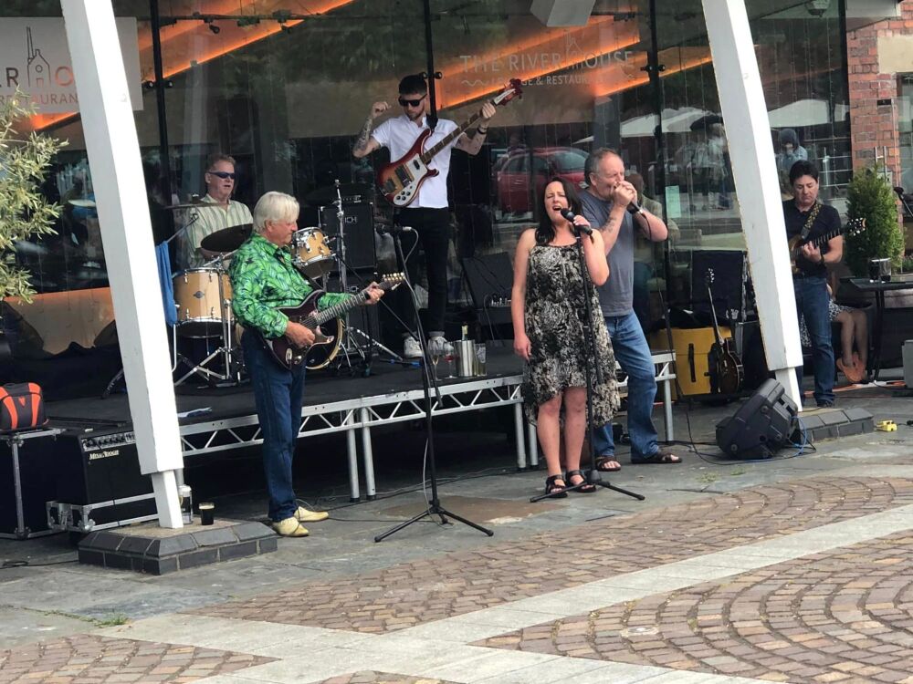 FRIDAY October 17th, 8.45pm : RAY 'TAFF' WILLIAMS & 'STRINGFELLOWS BAND
