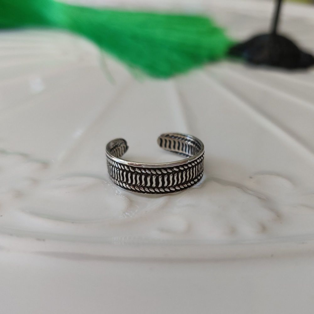 925 Sterling Silver Ribbed Band Toe Ring