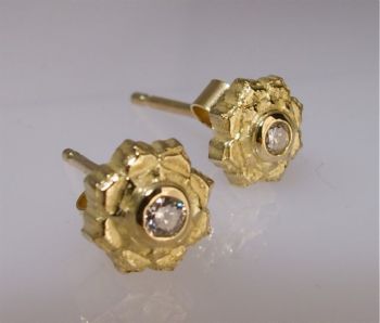 Lotus stud earrings small gold