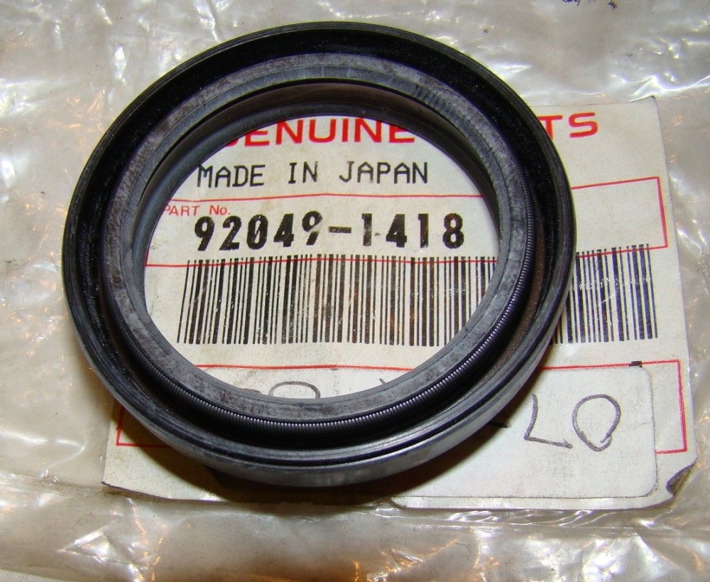 Kawasaki ZX600 ZX6 C7-C10 Outer Front Fork Oil Seal 92049-1418