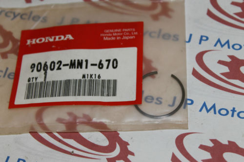 Honda VTX1800 NX650 XR600 XR650 Piston Circlip 90602-MN1-670