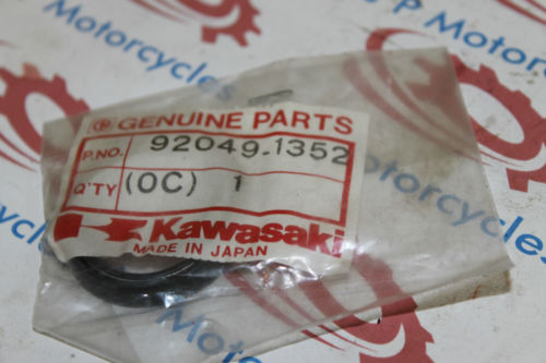Kawasaki ZX600 ZX900 ZX1000 ZX1100 ZX6R ZZR1400 Swinging Arm Oil Seal 92049-1352