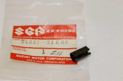 Suzuki GSF1200 GSF600 GSXR750 RF600 RF900 Screen Rubber Clip p/n 94637-21E0