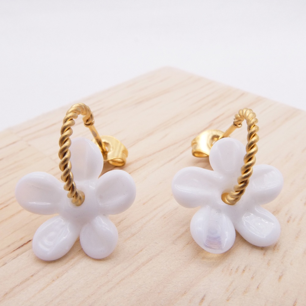 Small white Flower twisted hoop earrings-gold