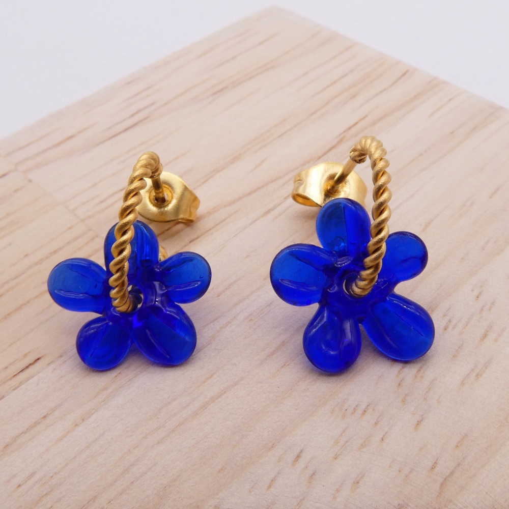 Small dark blue Flower twisted hoop earrings-gold