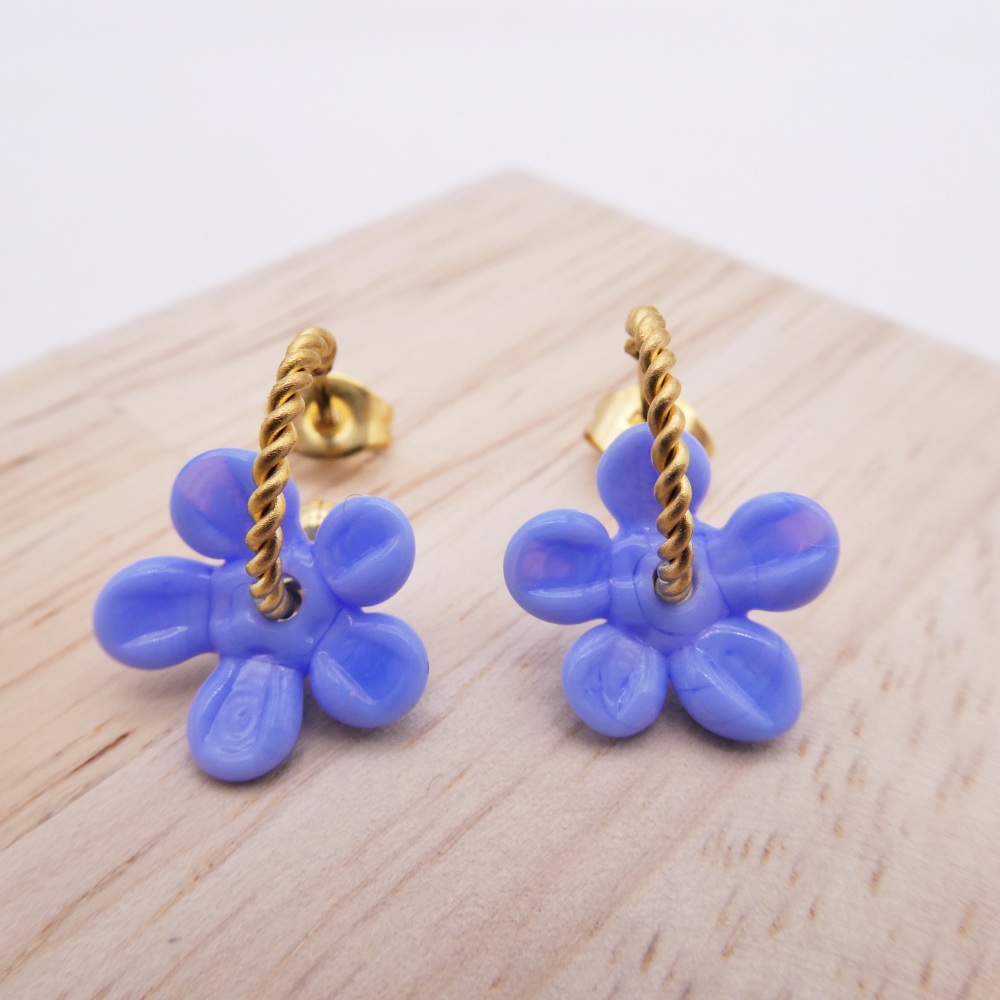 Small Blue Flower twisted hoop earrings-gold