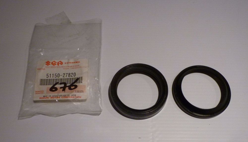 FRONT FORK SEALS PAIR 51150-27820 (676)