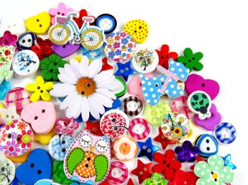 160 x Beautiful Assorted Wooden and Resin Buttons