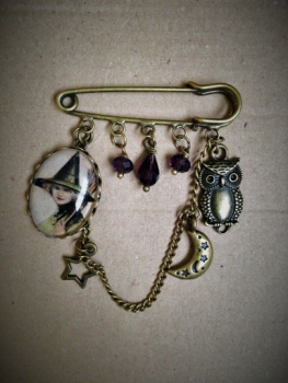 HALLOWEEN !!!   Vintage Witch Pin Brooch