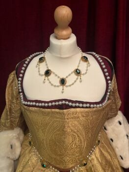 Emerald Green Tudor Rose pearl drop necklace - Greensleeves