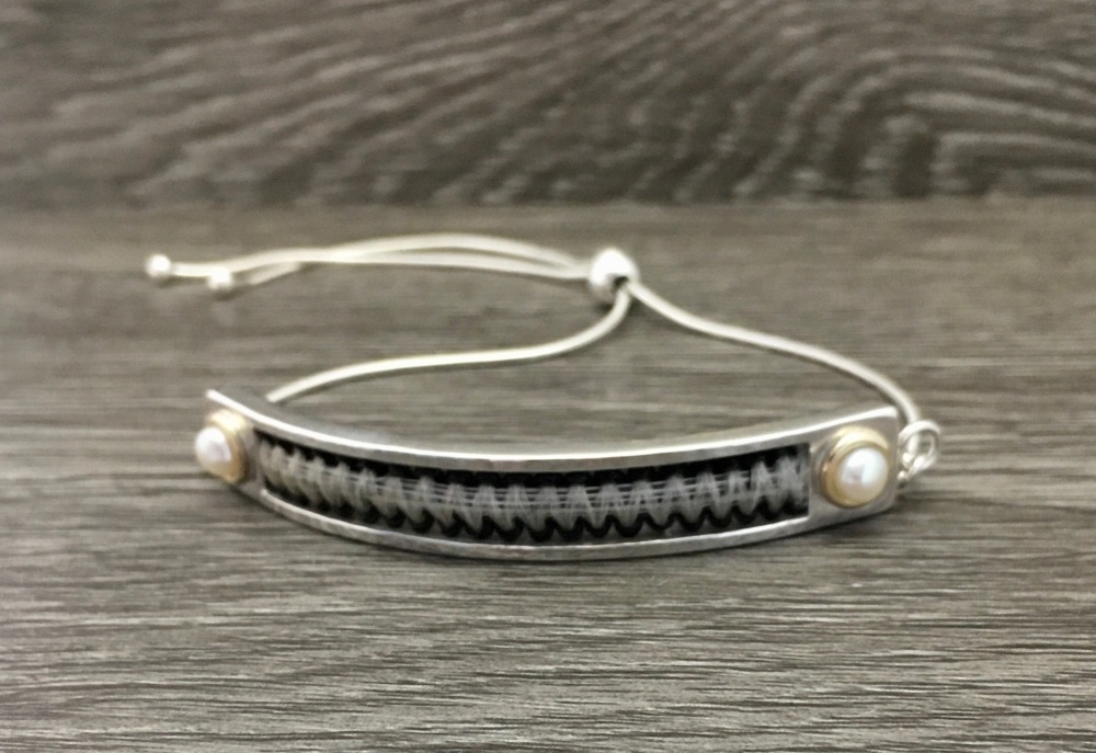Friendship bracelet with horsehair braid, and cultured pearls set in yellow