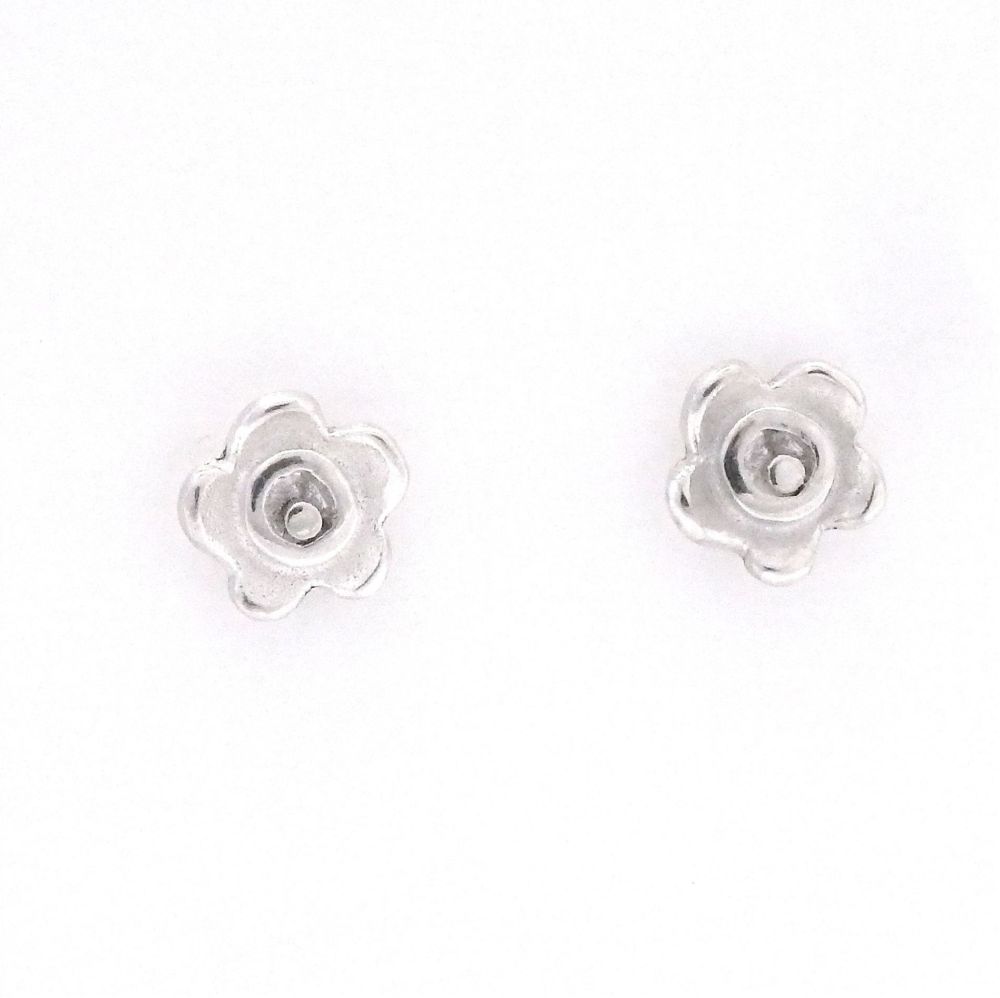 Dotty daisy studs