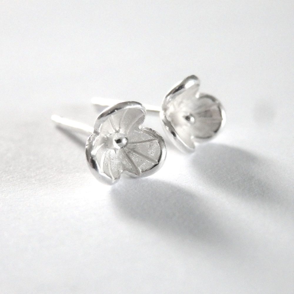 Small daisy studs