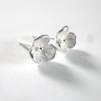 Small daisy studs