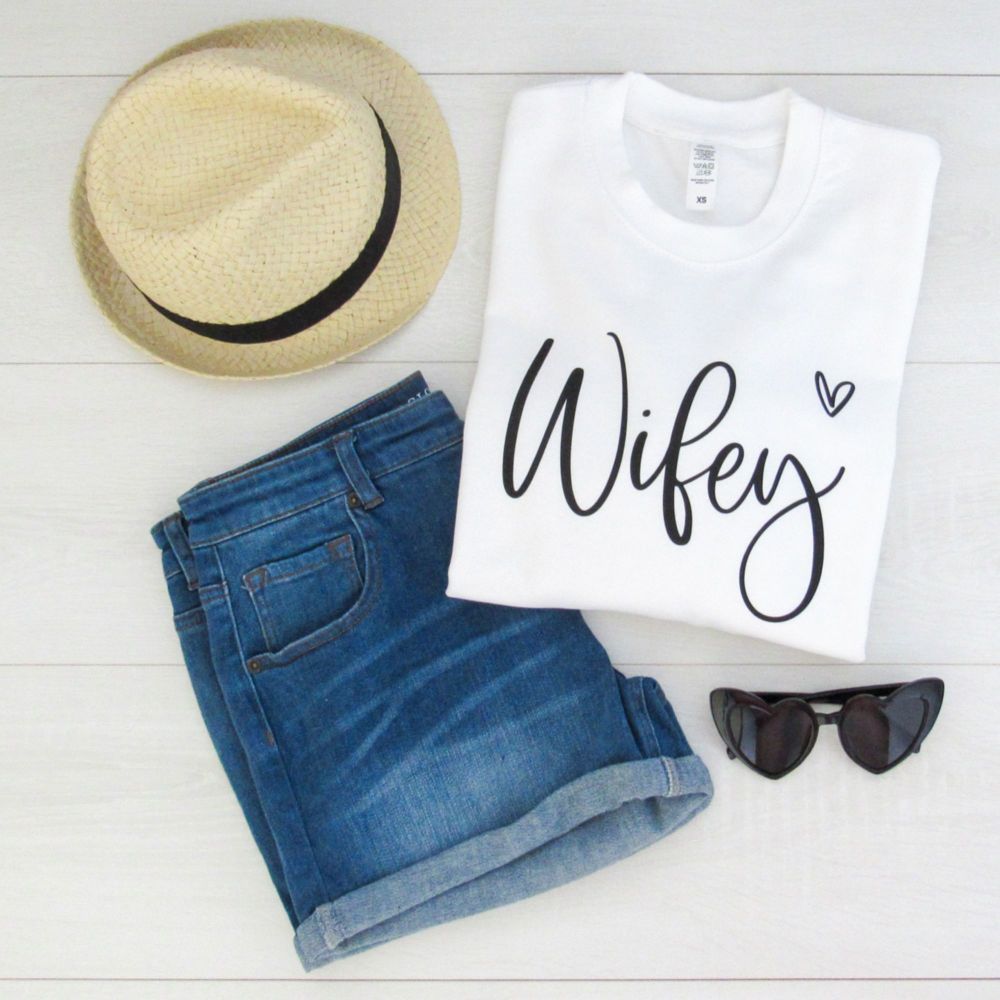 <!-- 001 --> WIFEY Script Font With Heart Women's Slogan Unisex Sweatshirt