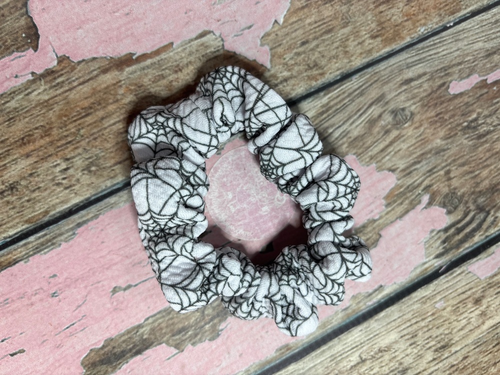 Minnie Scrunchie - cobwebs
