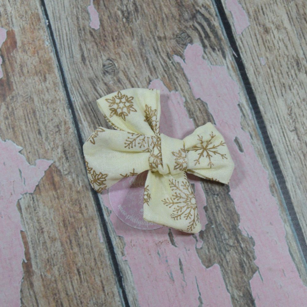 <!-- 005--> Maddie Bows