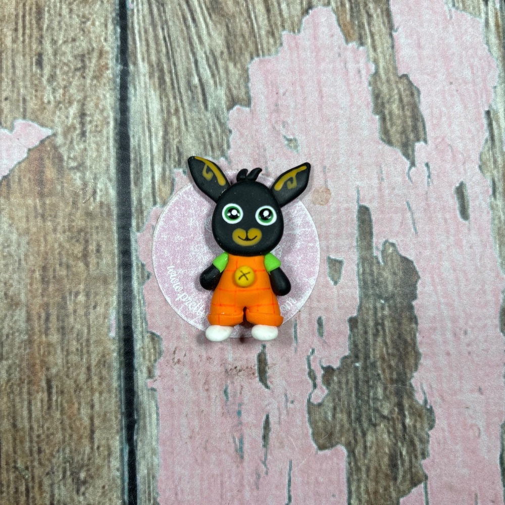 Little Bing Red clothes green sleeves yellow button