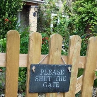 Slate 'PLEASE SHUT THE GATE sign