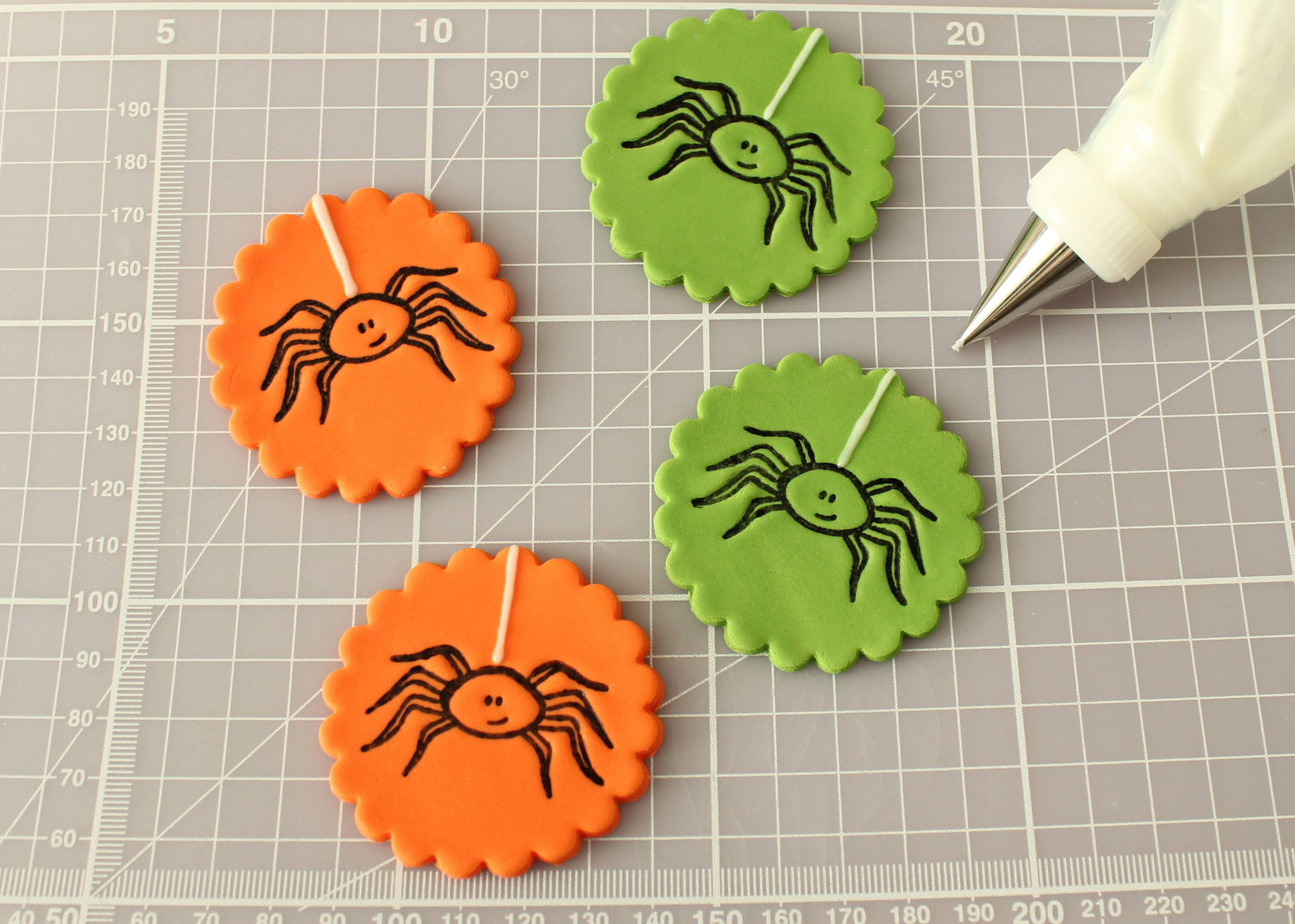 Spider Cupcakes Tutorial 12