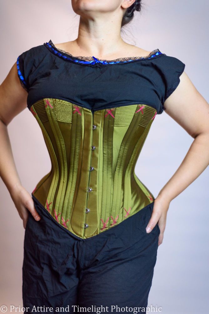 Victorian corset in silk size 10-12