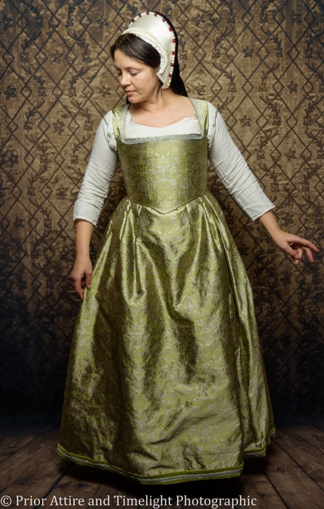 Tudor/Elizabethan kirtle in silk size 14-16