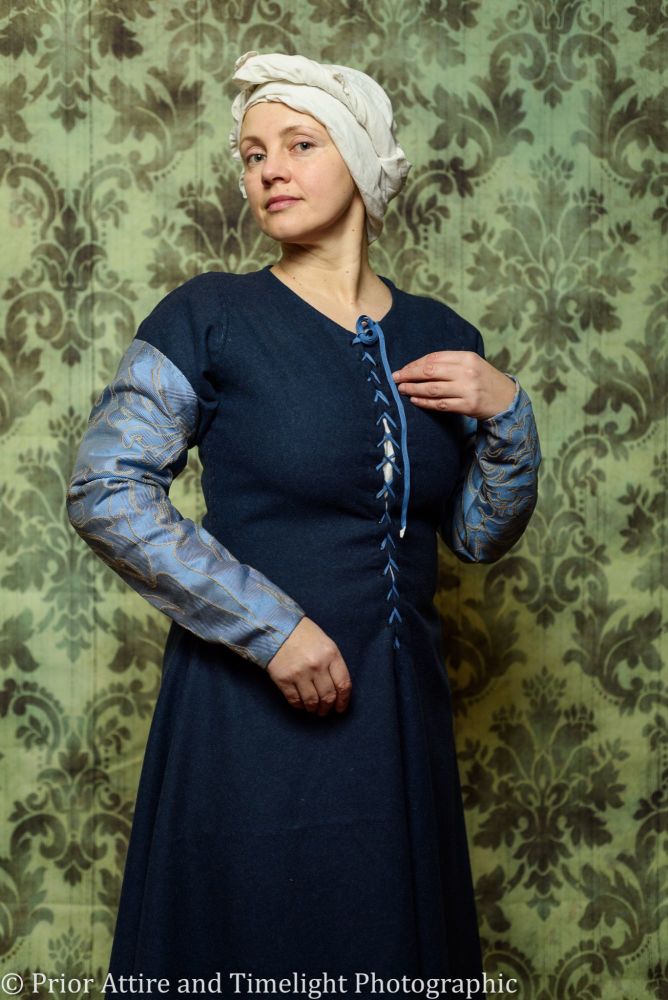 Medieval sleeves in silk/linen brocade