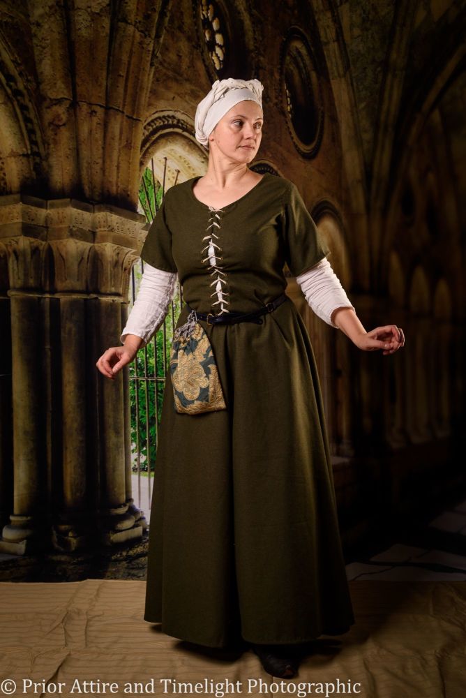 Medieval dress/kirtle size 14-16