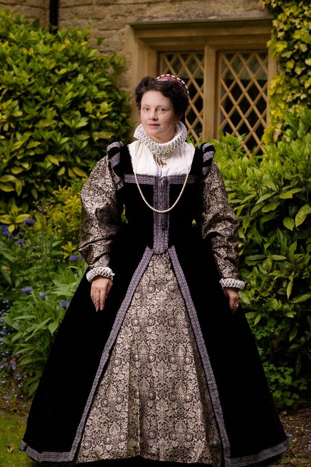 Elizabethan gown and kirtle set
