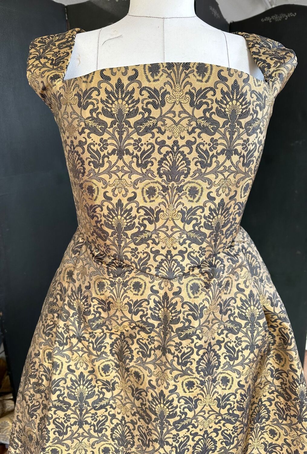 Tudor/Elizabethan kirtle in silk
