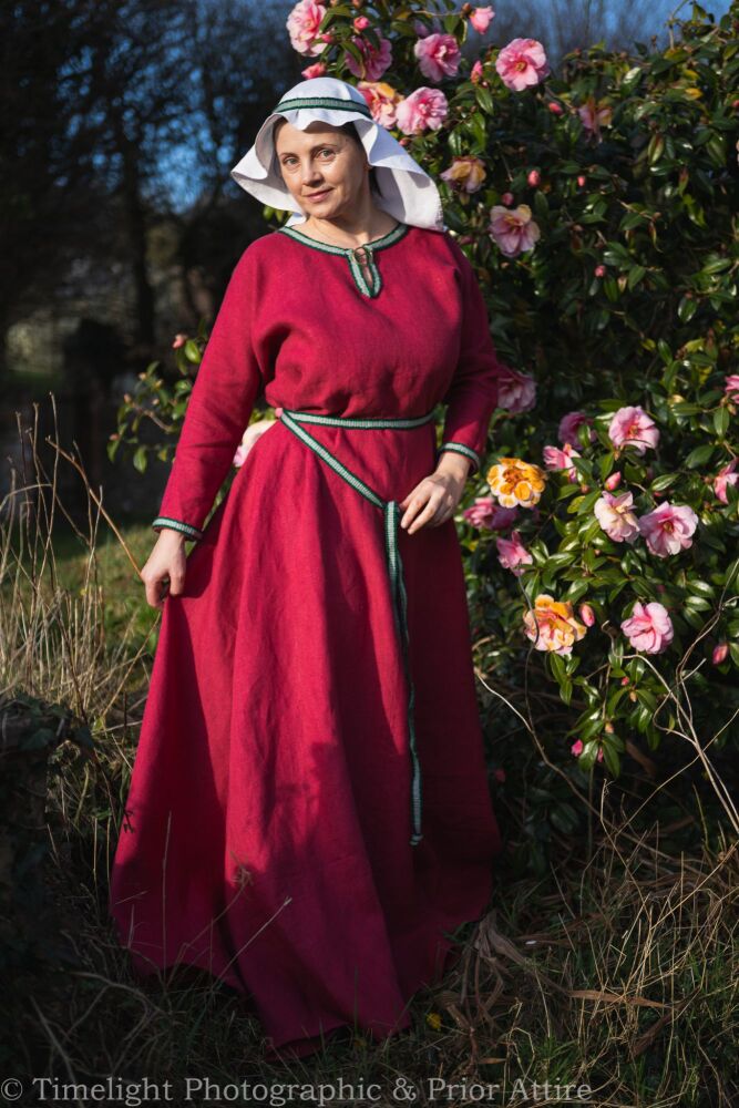 Medieval dress size 10-16